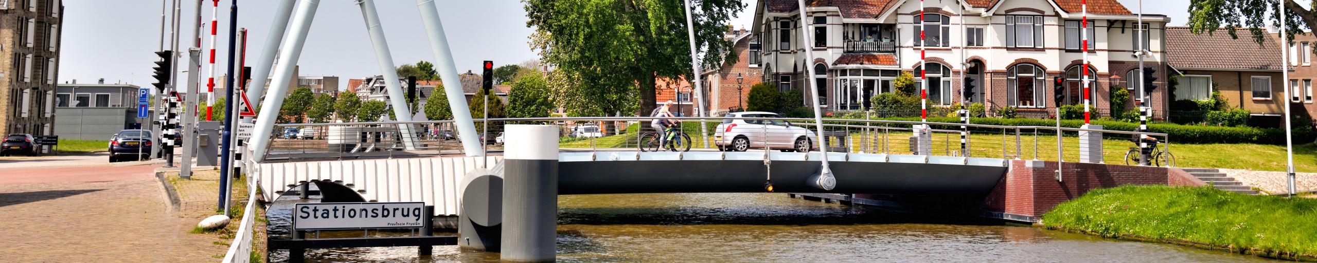Zijaanzicht van de Stationsbrug in Franeker