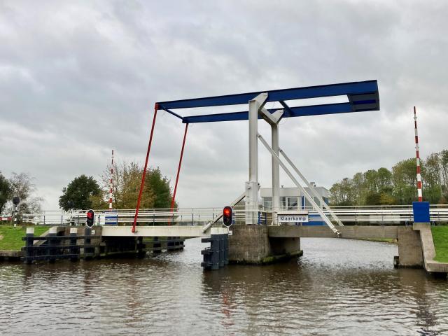 Een klapbrug, zijaanzicht.
